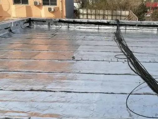 中原区卫生间漏水维修公司分享下中原区屋面楼顶防水刚性防水层施工要点。
